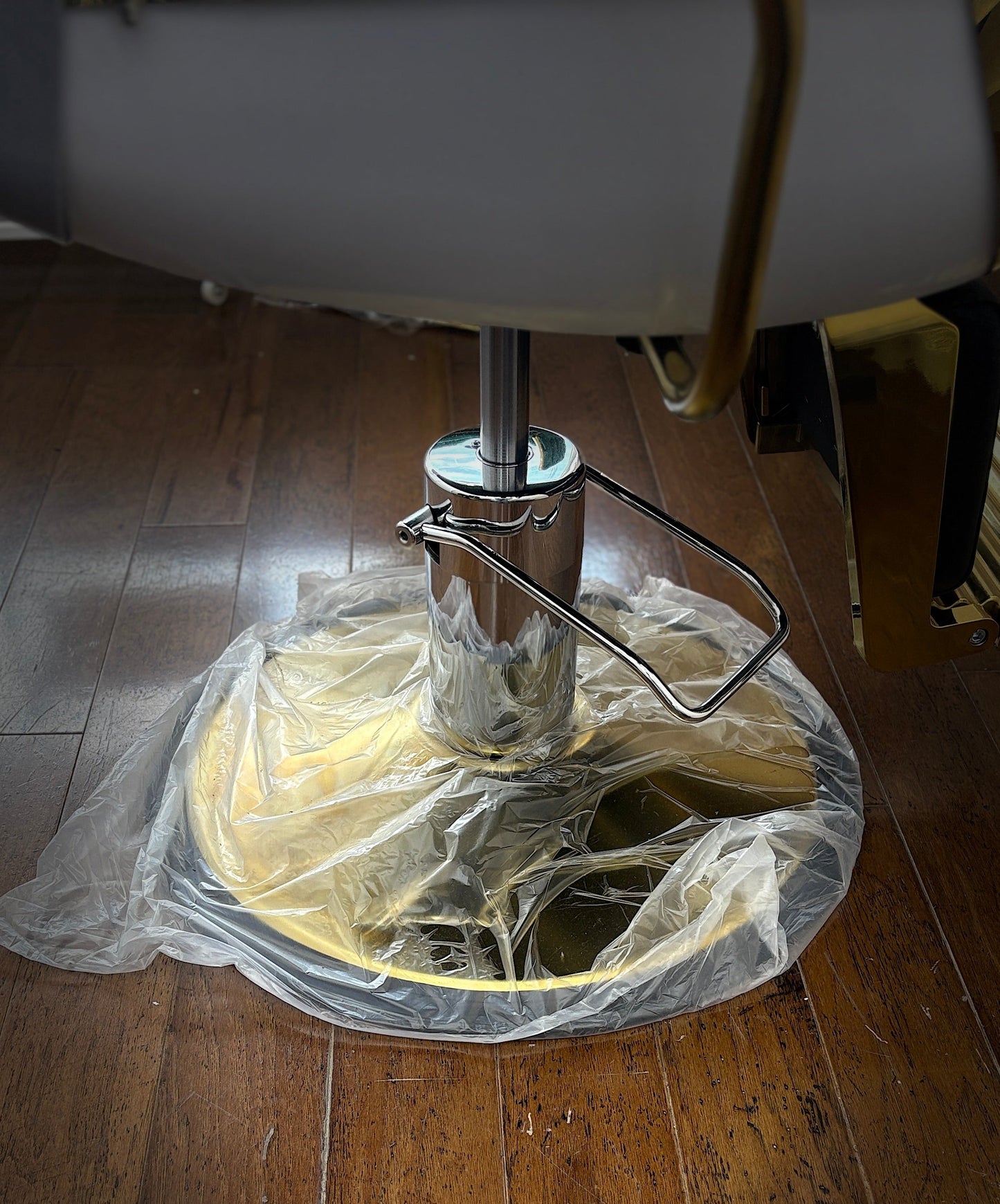 Barber chair base with the hydraulic pump